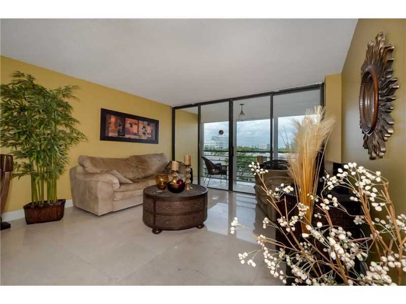 Property Photo:  20400 W Country Club Dr 616  FL 33180 