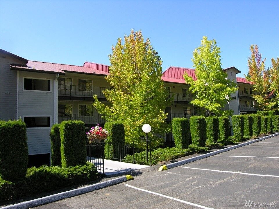 Property Photo:  904 East Bay Dr NE B-103  WA 98506 