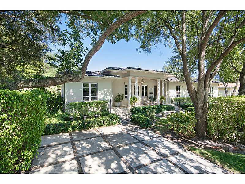 Property Photo: 4705 Alhambra Cr FL 33146