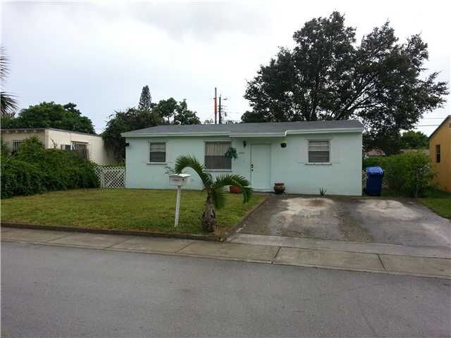 Property Photo:  1500 NE 152 St  FL 33162 