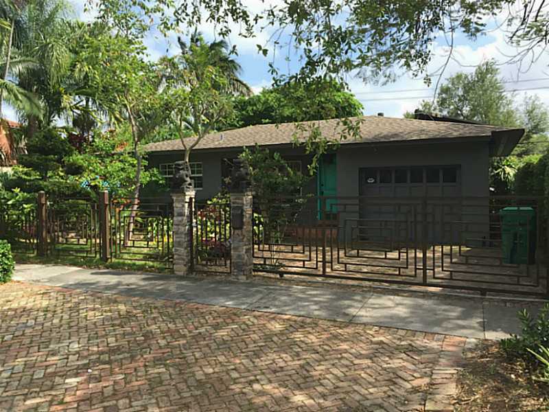Property Photo:  