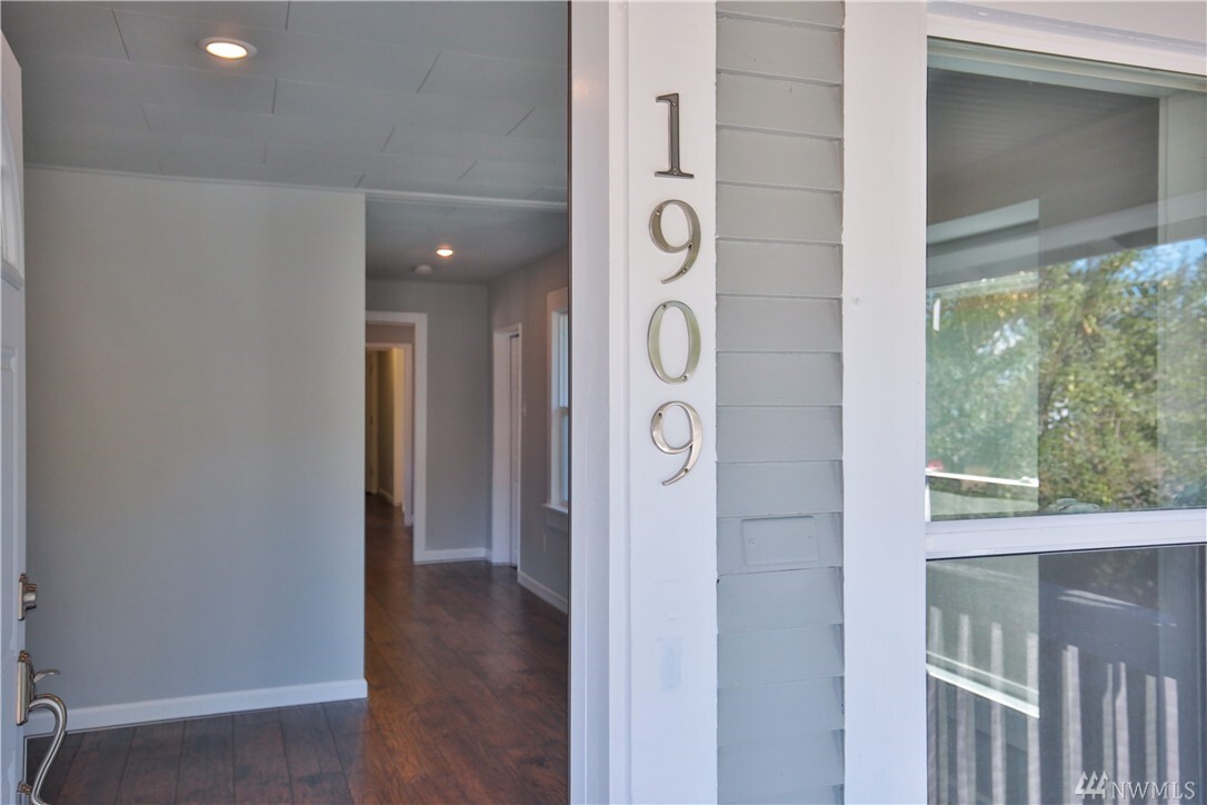 Property Photo: 1909 Lombard Ave WA 98201