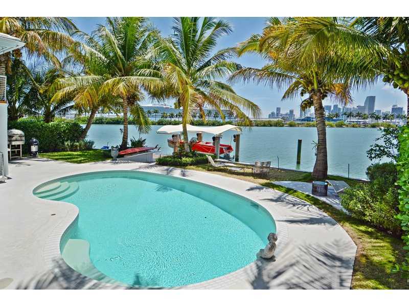 Property Photo:  302 S Coconut Ln  FL 33139 