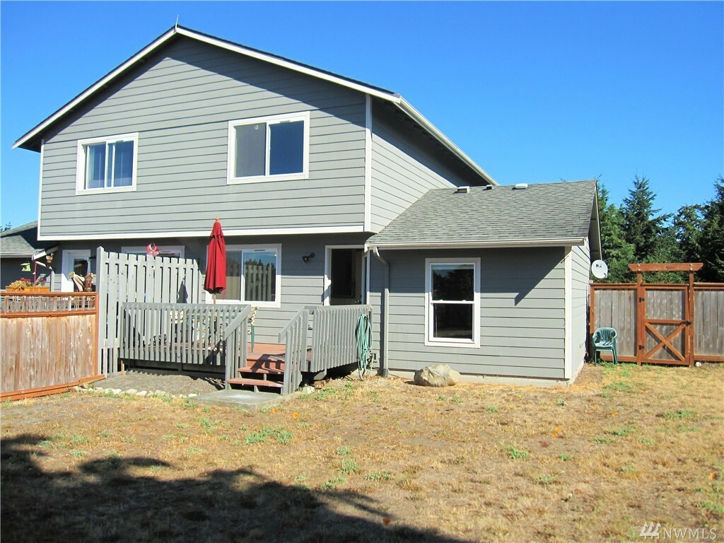 Property Photo:  203 43rd St 4  WA 98368 