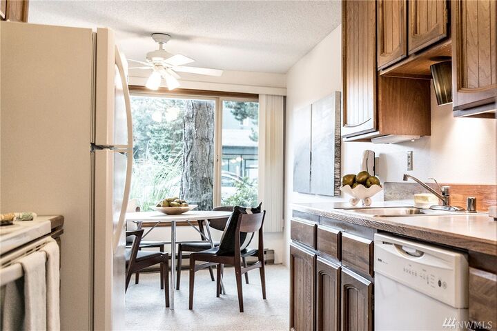 Property Photo: 2222 NE 92nd St 108 WA 98115