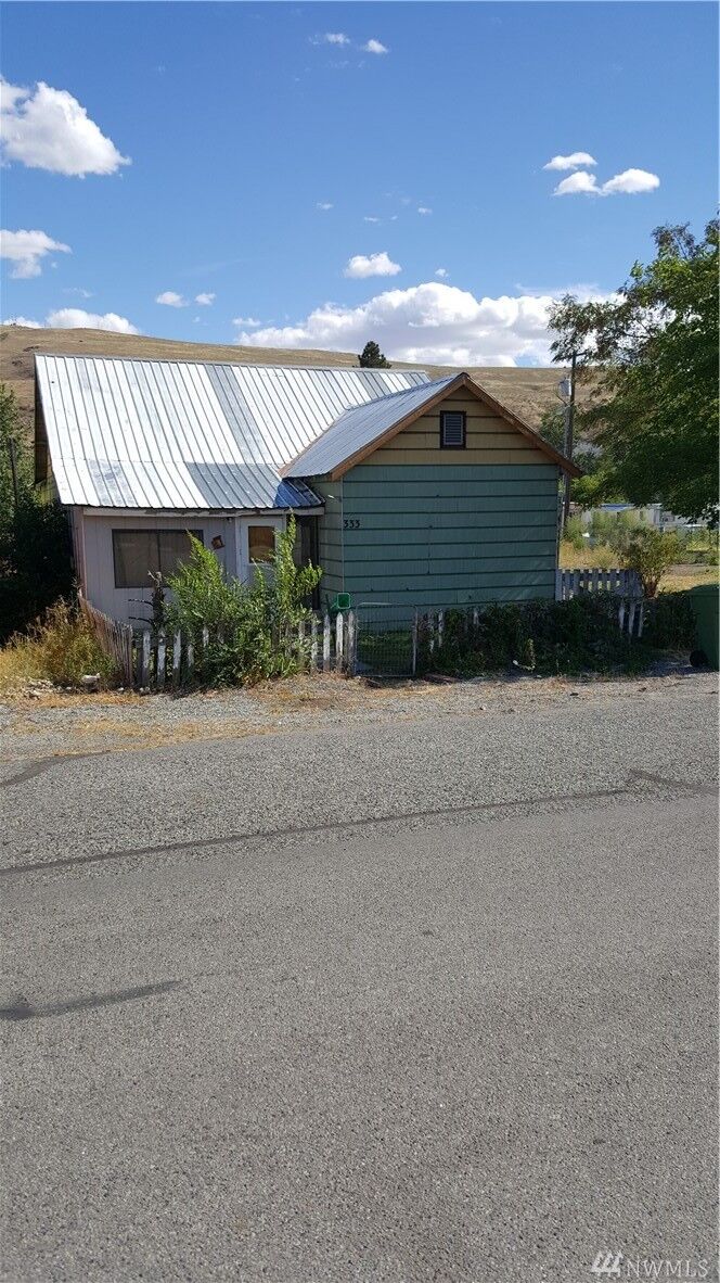 Property Photo:  333 1st Ave S  WA 98840 