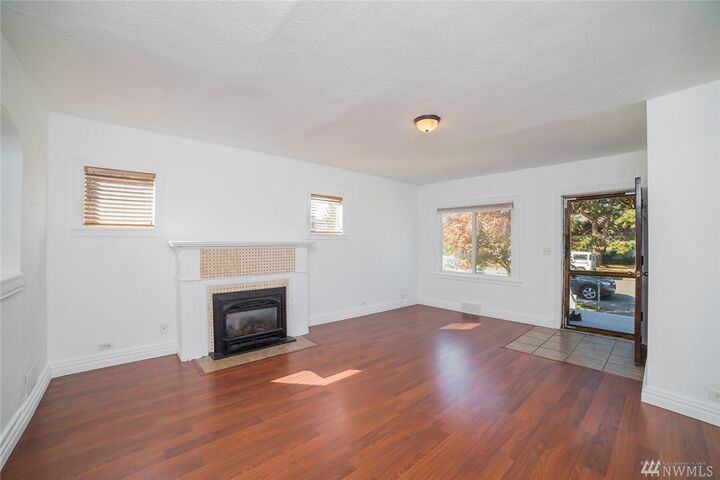 Property Photo:  1617 Oakes Ave  WA 98201 