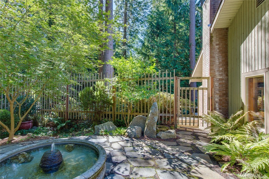 Property Photo:  4553 Blakely Ct E  WA 98110 