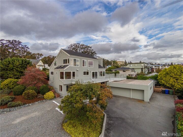 Property Photo:  1611 SE 9th Ave  WA 98277 