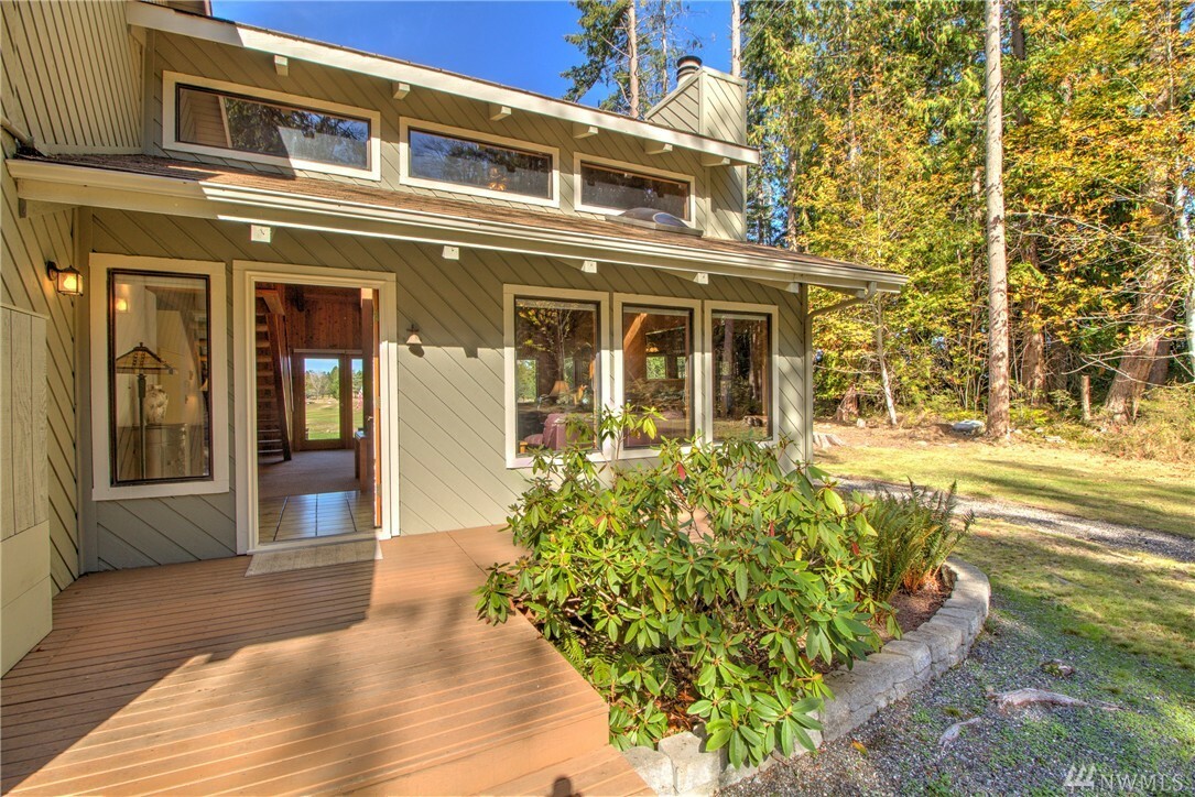 Property Photo:  305 Fairway Dr  WA 98250 