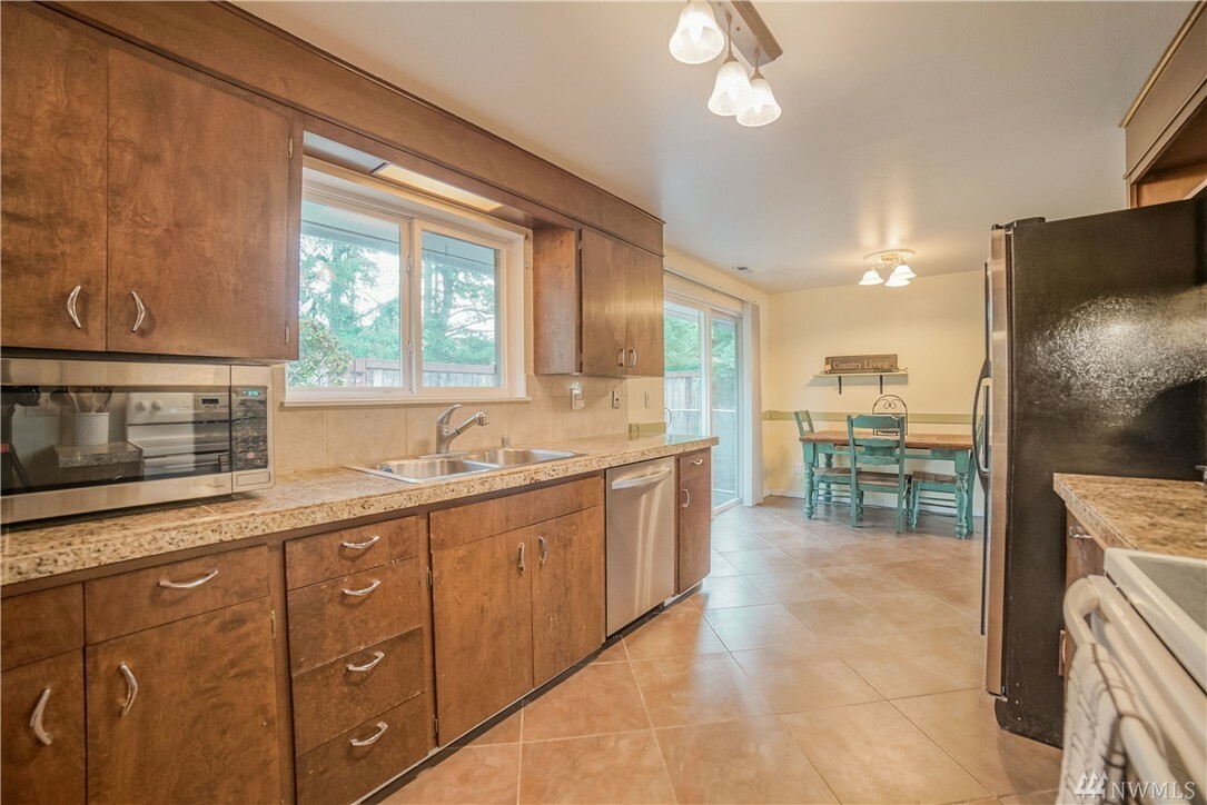 Property Photo: 5013 79th Av Ct E WA 98424
