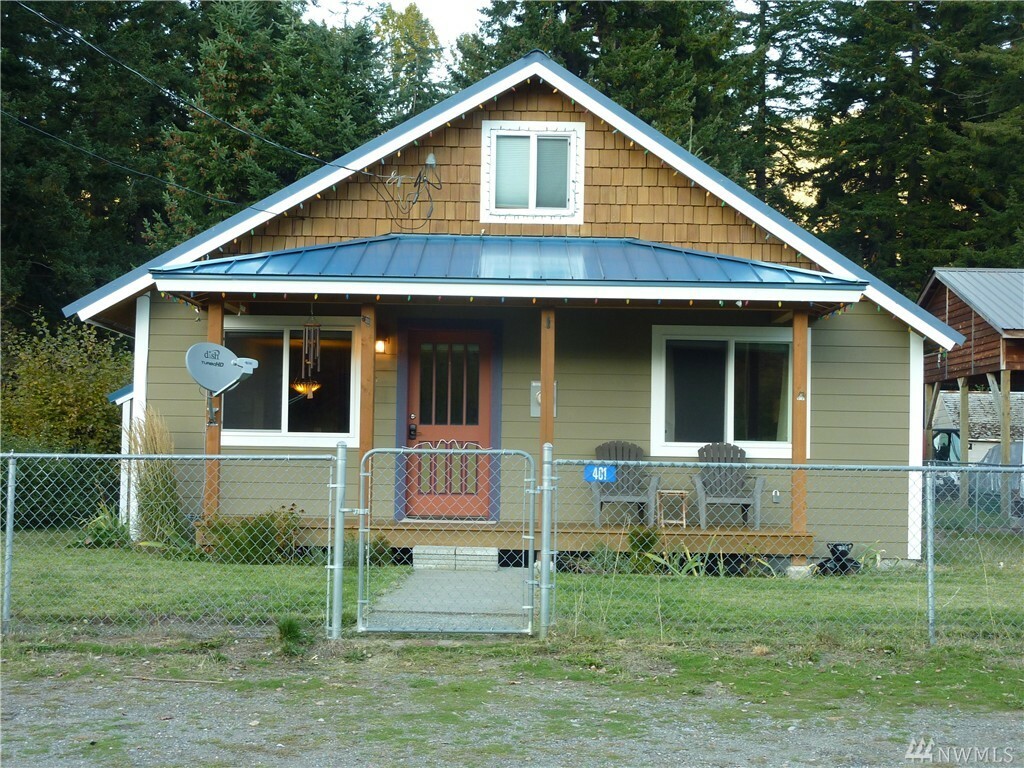 Property Photo:  401 1st St  WA 98922 