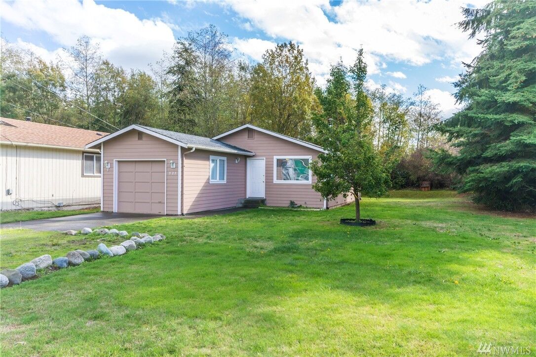 Property Photo:  525 Salal St  WA 98277 