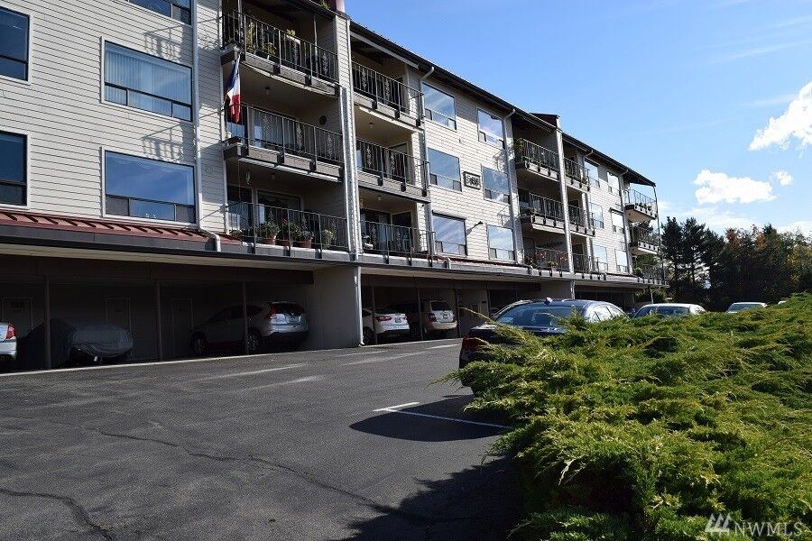 Property Photo:  908 East Bay Dr NE E-204  WA 98506 
