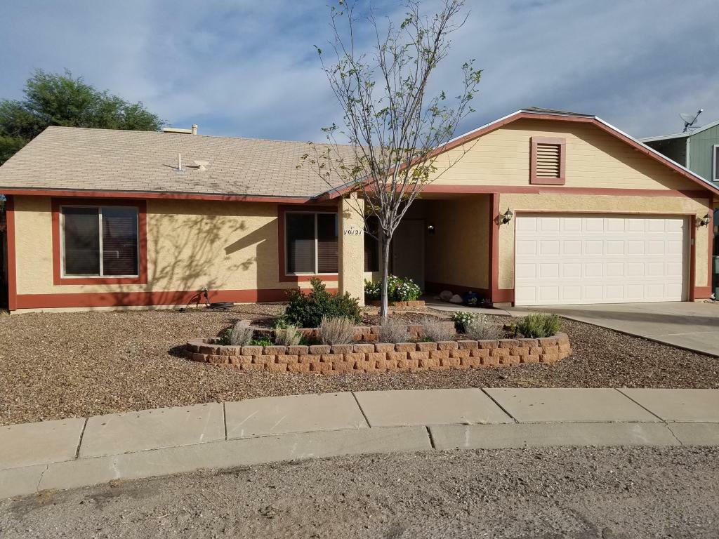 Property Photo:  10121 E Sky Castle Way  AZ 85730 