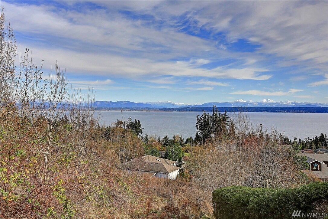 Property Photo: 1008 Fisher King Wy WA 98282