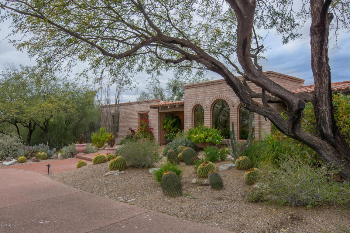 Property Photo: 6881 N Solaz Segundo AZ 85718