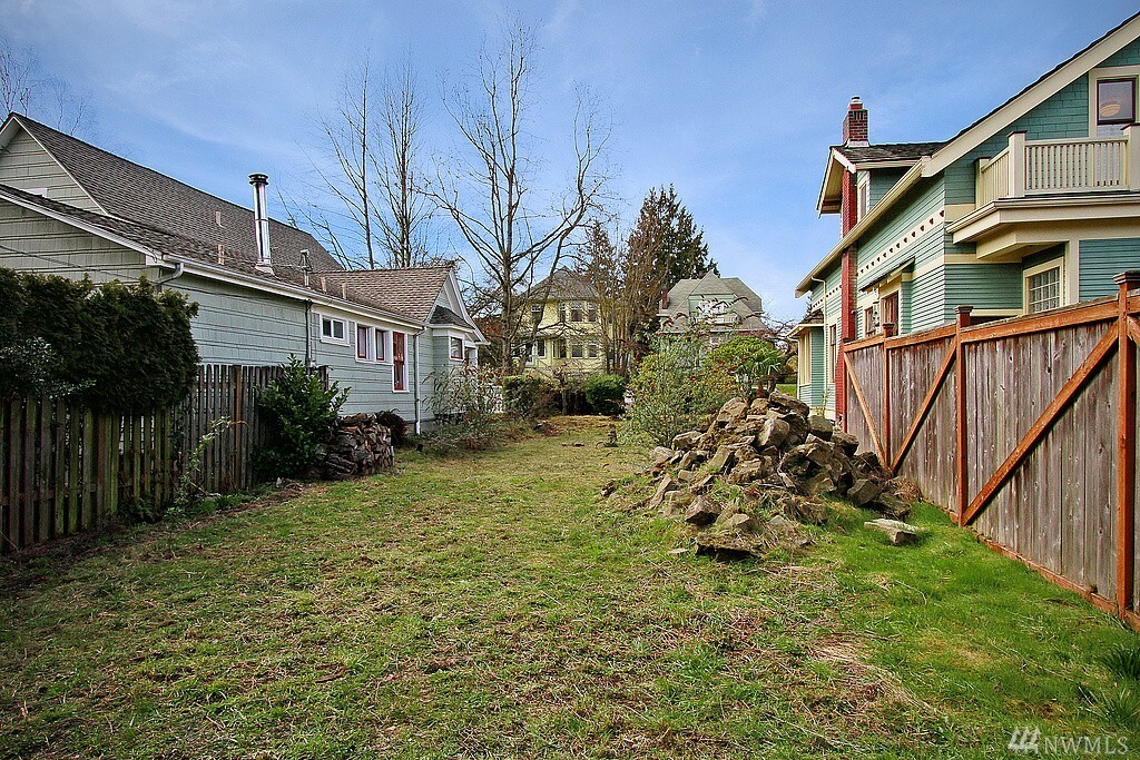 Property Photo:  322 17th Ave E  WA 98112 