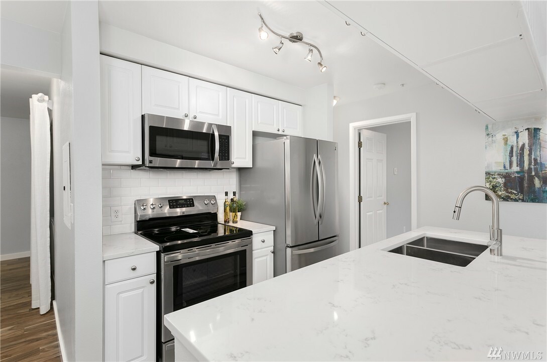Property Photo:  769 Hayes St 205  WA 98109 