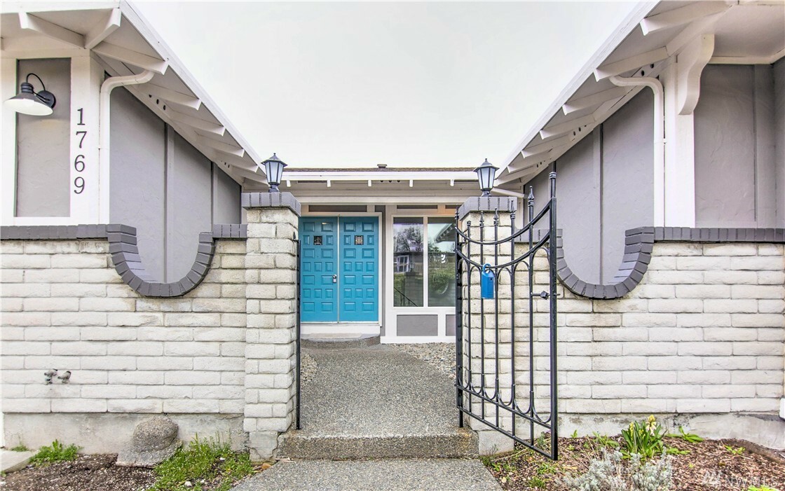 Property Photo:  1769 N Narrows Dr  WA 98046 