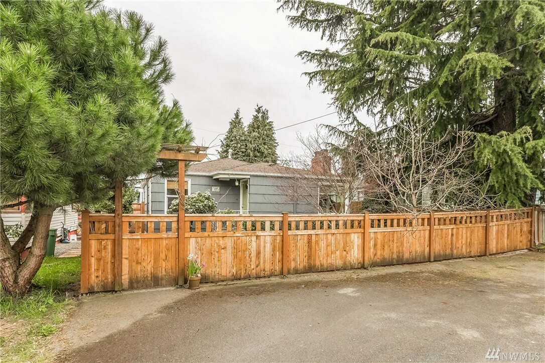 Property Photo:  715 N 103rd St  WA 98133 