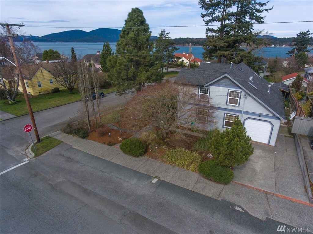 Property Photo:  917 E Ave  WA 98221 