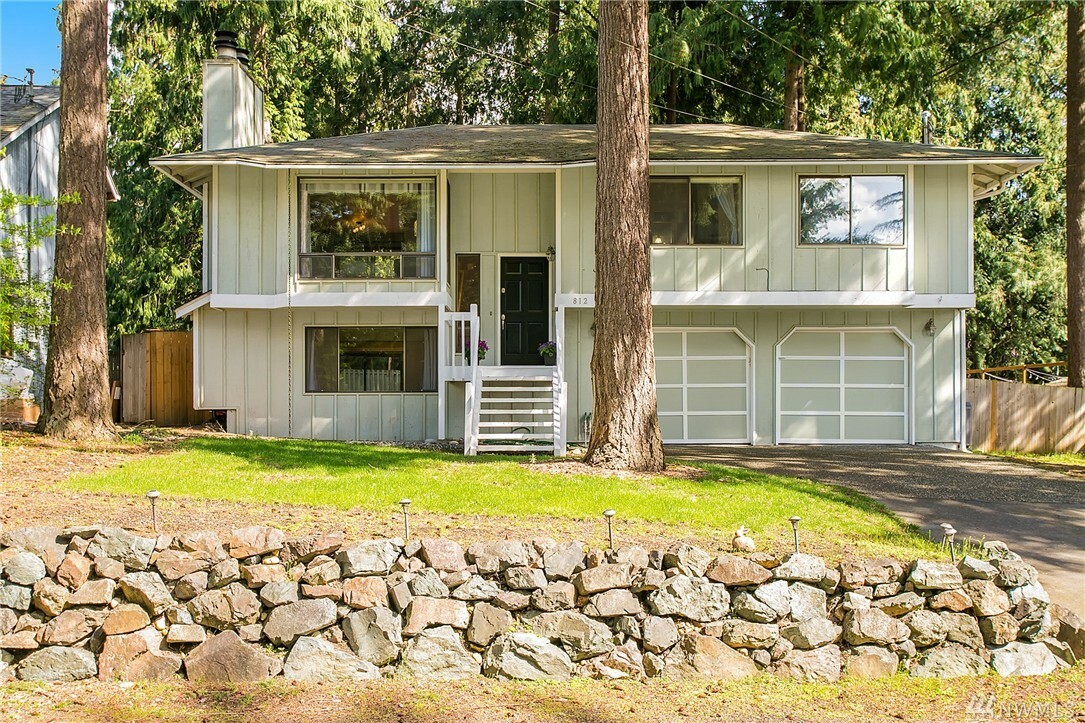 Property Photo:  812 207th Ave NE  WA 98074 