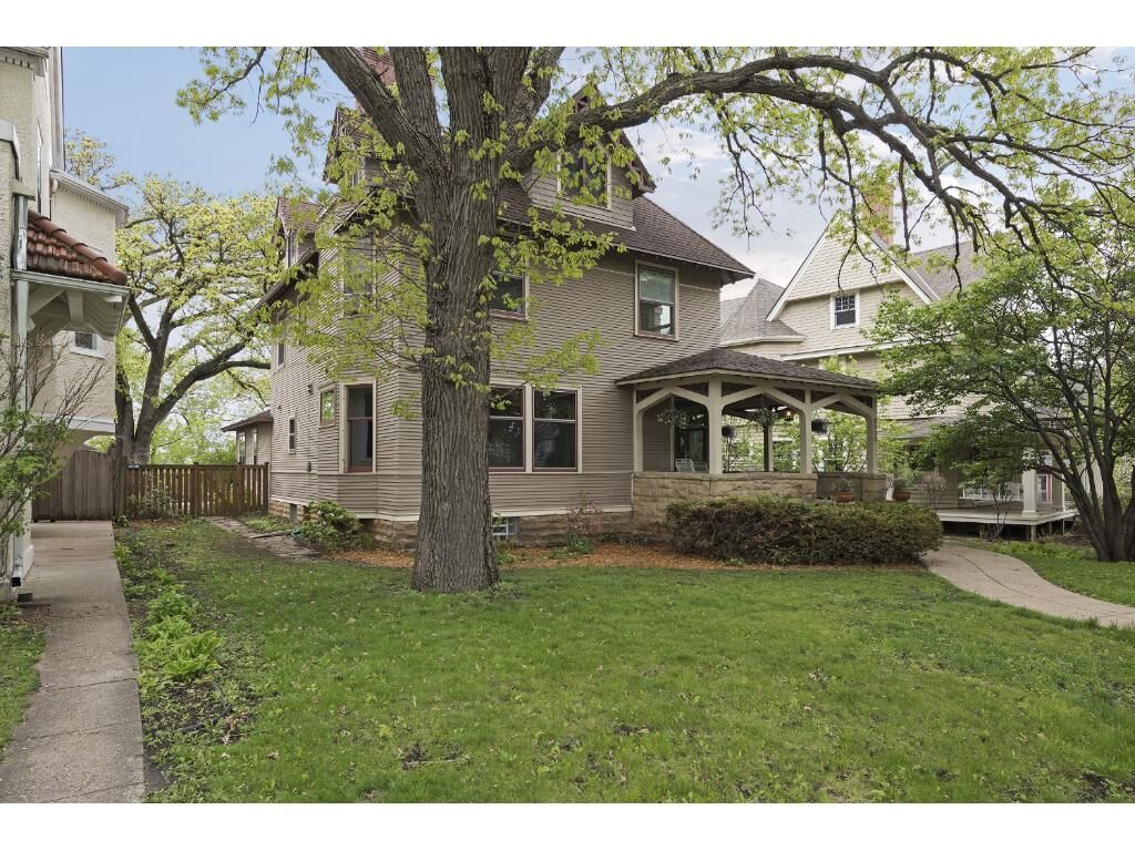 Property Photo:  1900 Kenwood Parkway  MN 55405 