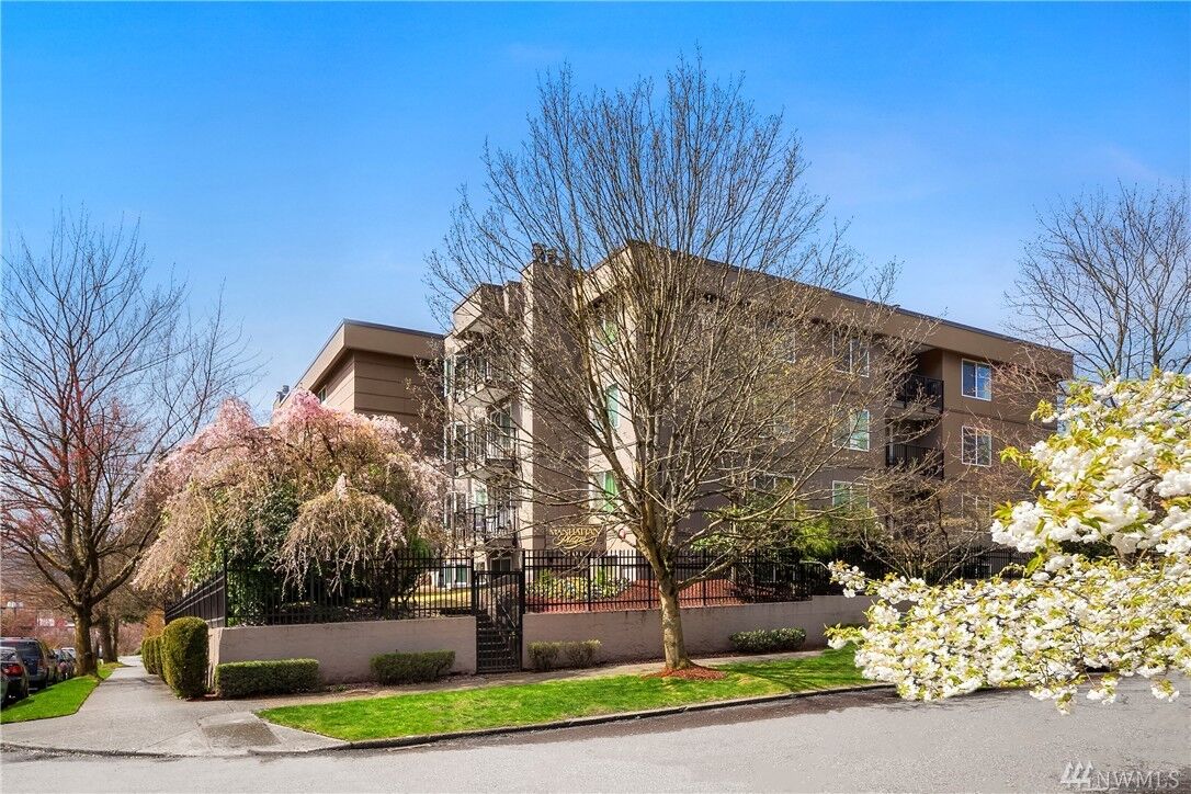 Property Photo:  701 17th Ave 206  WA 98122 