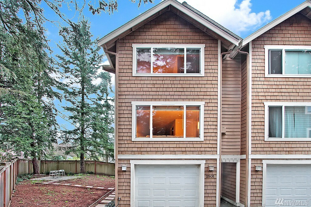 Property Photo:  2501 NE 125th St  WA 98125 