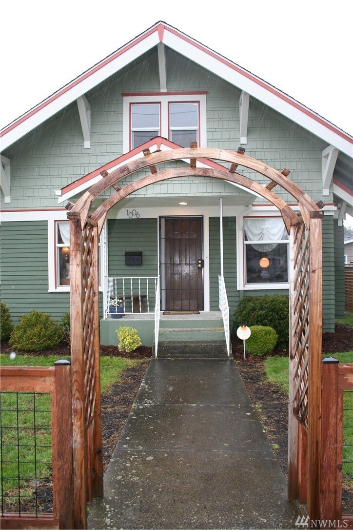 Property Photo: 1006 Grover St WA 98264