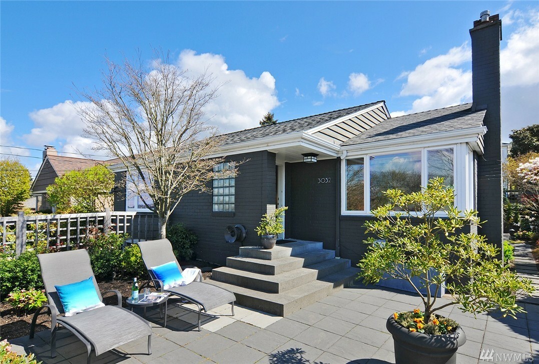 Property Photo: 3032 13th Ave W WA 98119