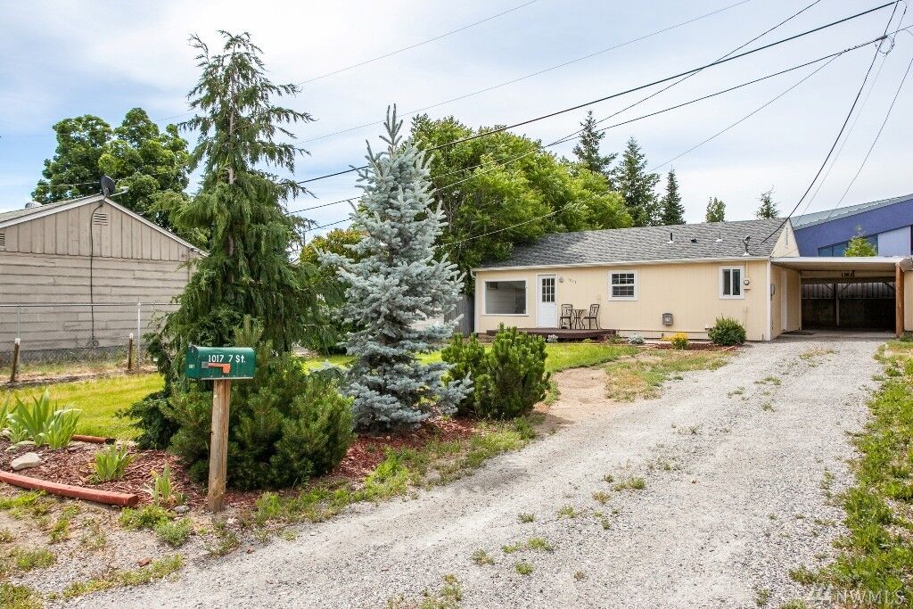 Property Photo:  1017 Seventh St  WA 98801