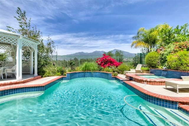 Property Photo: 9 Summitcrest CA 92679