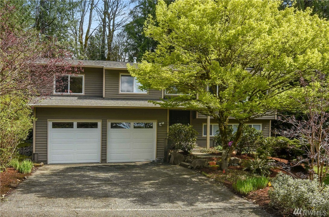 Property Photo:  180 Mt. Pilchuck Ave SW  WA 98027 