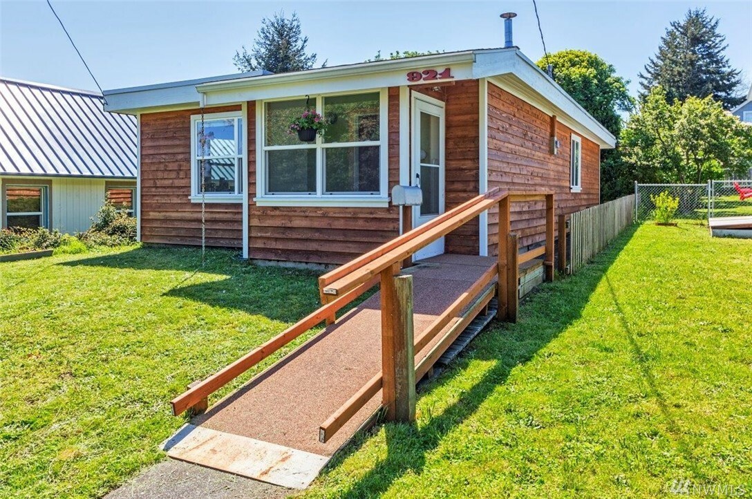 Property Photo:  921 Taylor St  WA 98368 