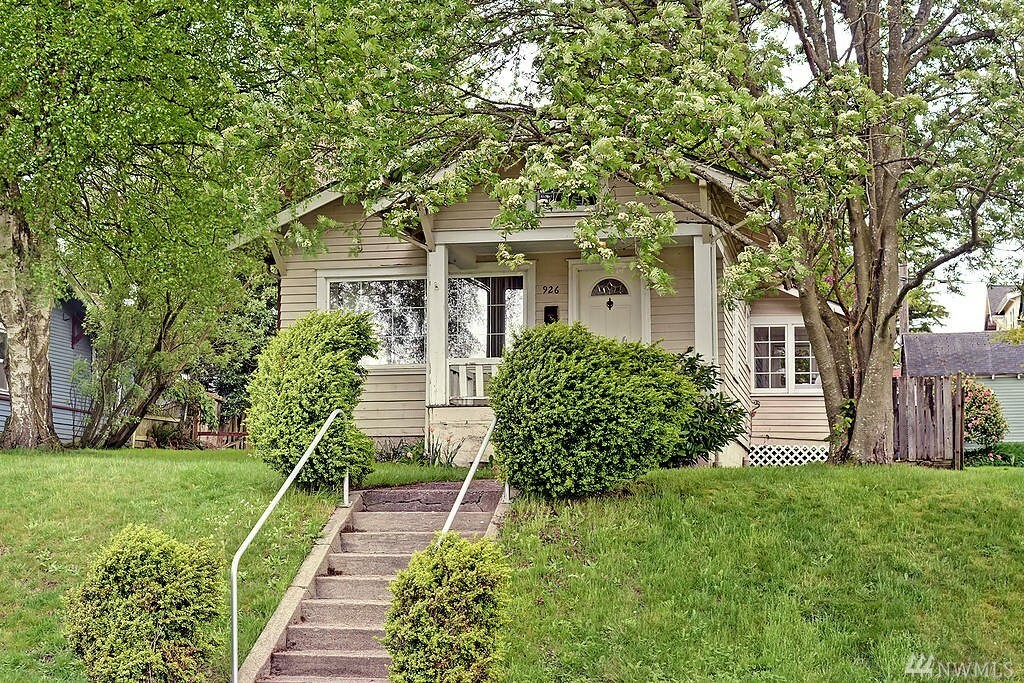 Property Photo:  926 Wetmore Ave  WA 98201 