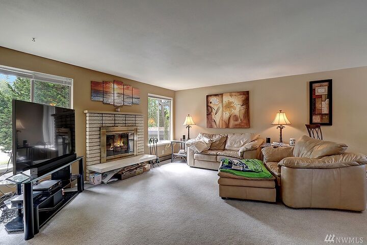 Property Photo:  1801 NE 199th St  WA 98155 