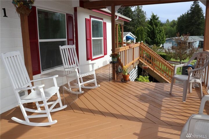 Property Photo:  741 SE Crescent Dr  WA 98584