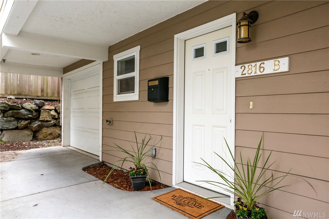 Property Photo:  2816 SW Adams St B  WA 98126 