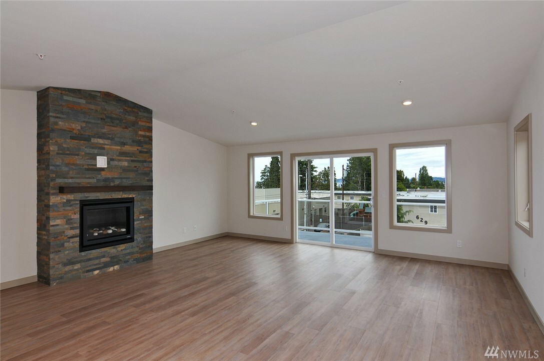 Property Photo:  620 Glen St 302  WA 98020 