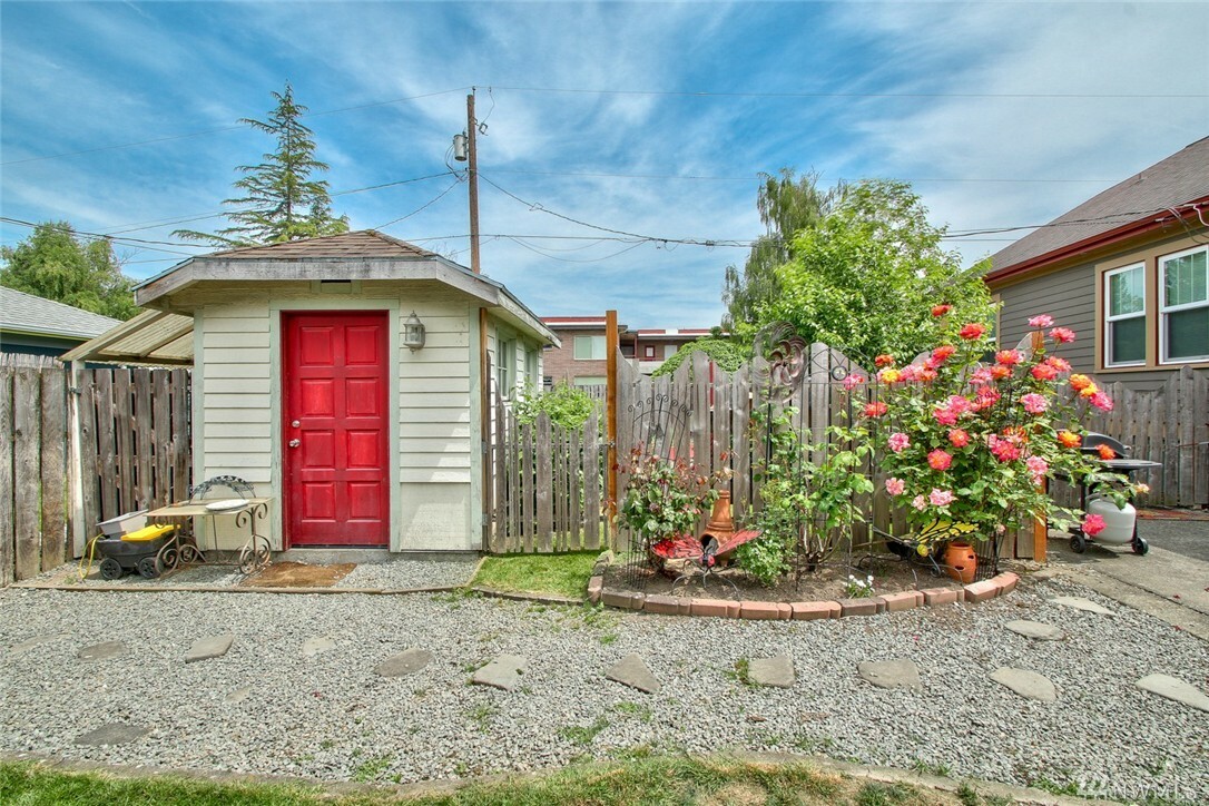 Property Photo:  1019 Carpenter St  WA 98274 