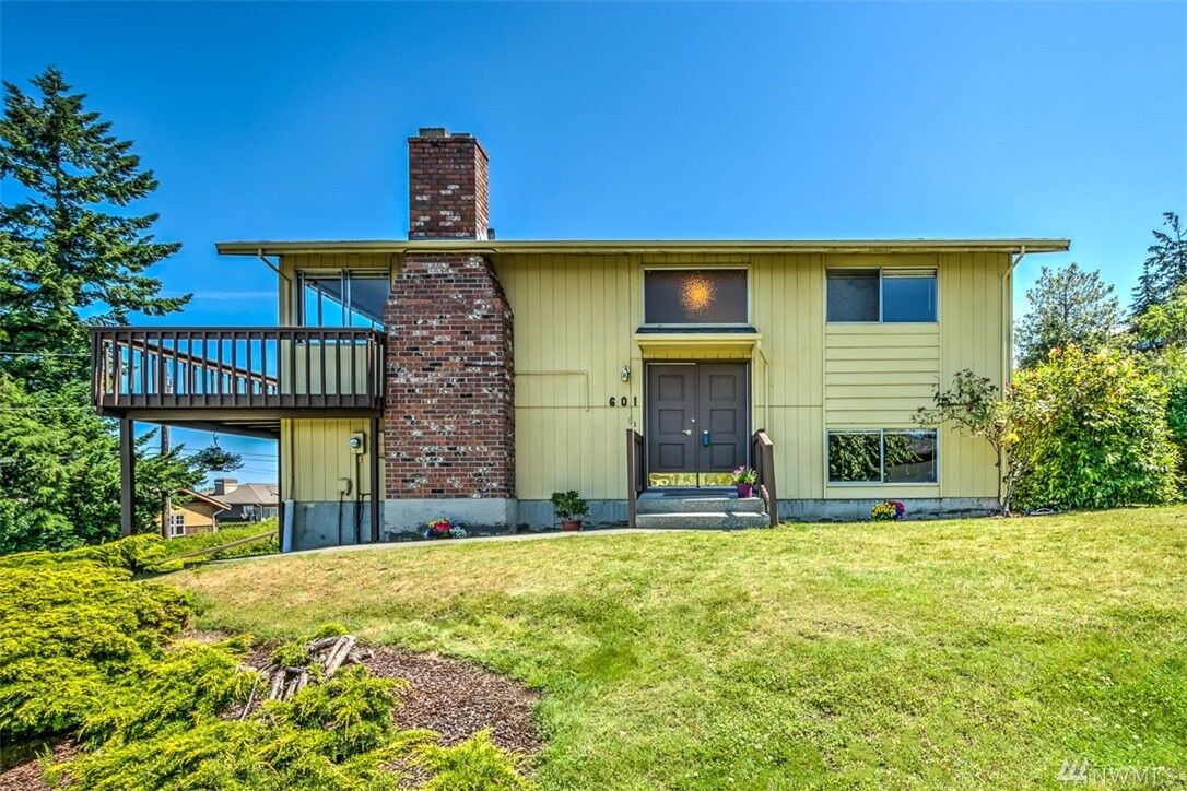 Property Photo:  601 38th St  WA 98221 
