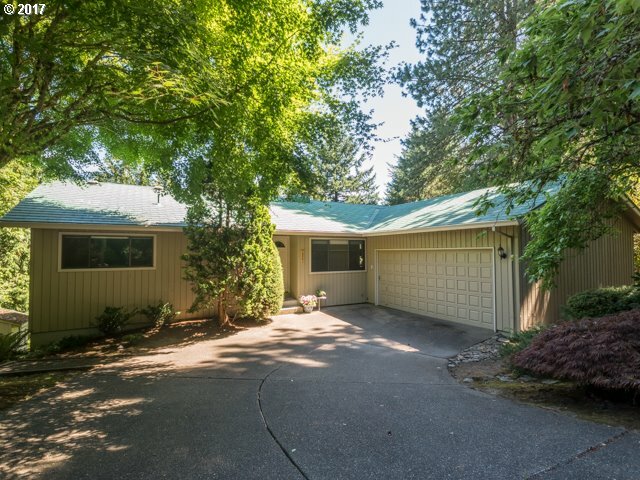 Property Photo: 1041 Oxford Dr OR 97034