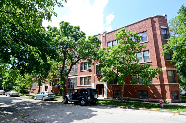 Property Photo: 1408 W Jonquil Terrace 2 IL 60626