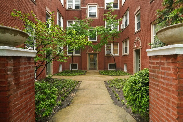 Property Photo: 731 W Bittersweet Place 2S IL 60613
