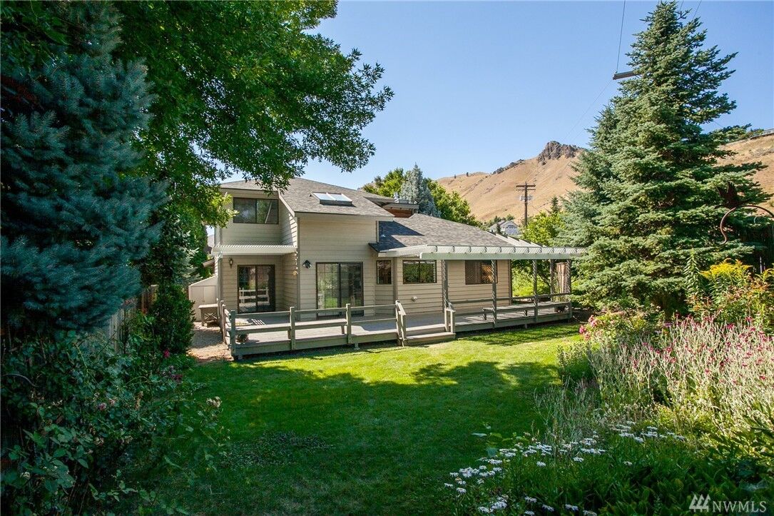 Property Photo:  1524 Woodhaven Place  WA 98801