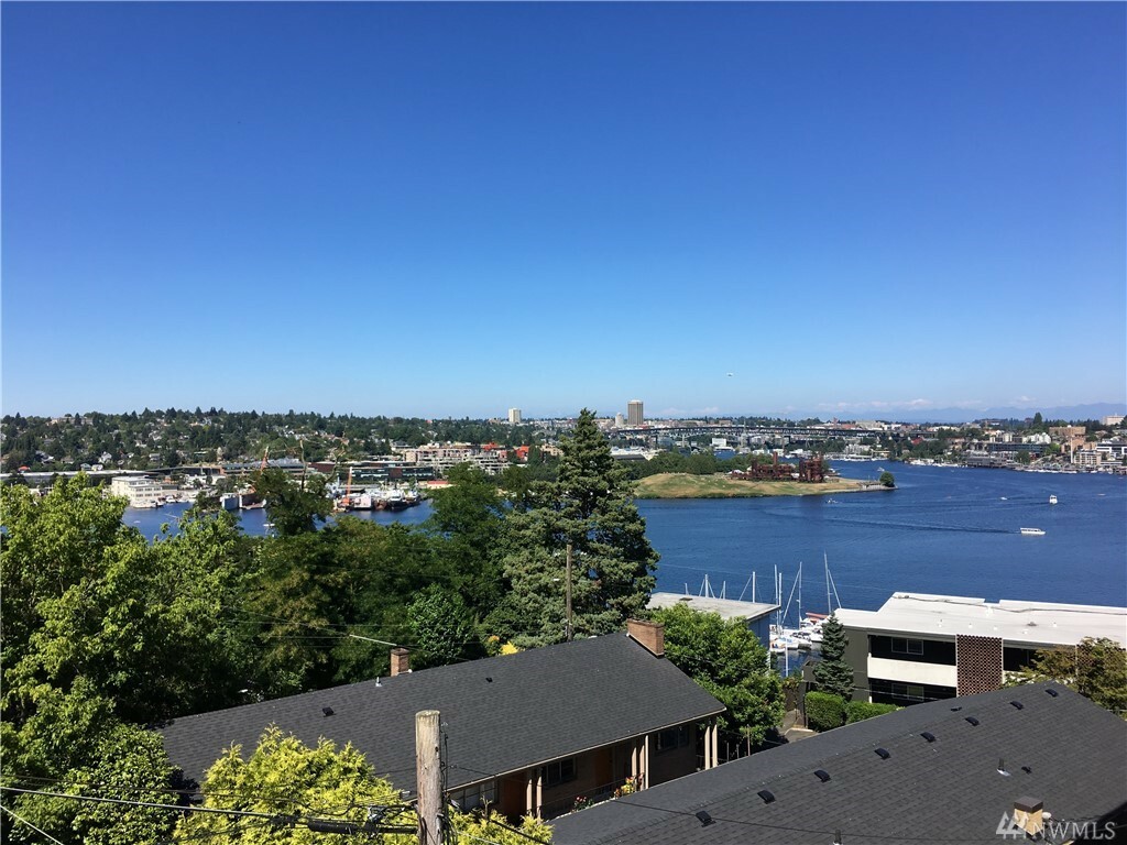 Property Photo:  2432 Dexter Ave N 301  WA 98109 