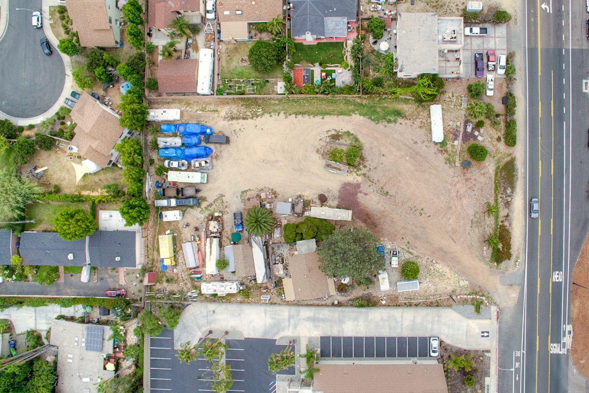 Property Photo:  735 Santa Fe Dr 1  CA 92024 