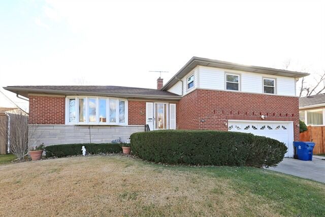 Property Photo: 924 Park Drive IL 60160